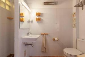格拉塔略普斯Cal Joanet, acollidora caseta a Gratallops的白色的浴室设有水槽和卫生间。