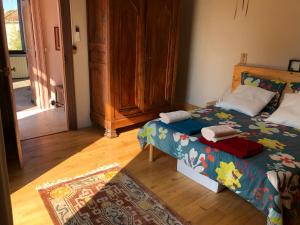 圣乔治多尔克Maison au calme au coeur de village的一间卧室配有一张床,铺有木地板