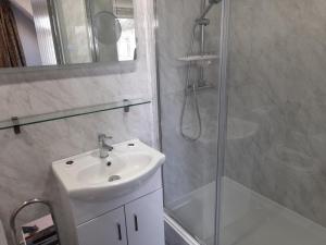 哈文特Comfort House的浴室配有白色水槽和淋浴。