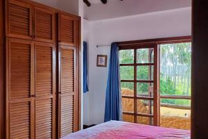 Boca de AroaVilla Vacacionales Los Cayos Con Playa Privada的一间卧室设有一张床和一个大窗户