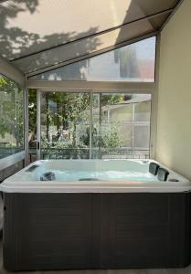 马赛Maison avec Jacuzzi Marseille的设有一个大浴缸的大窗户