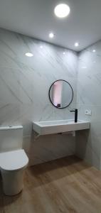 甘迪亚Alójate Gandia Ermita的白色的浴室设有镜子和卫生间