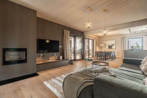 卡斯特里尔Villa Bewegte Berge的带沙发和电视的客厅