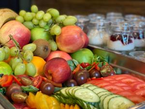 RiesenbeckPrivathotel Riesenbeck的桌上的一大堆水果和蔬菜