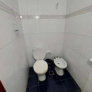 圣米格尔·德·图库玛El apartamento de Teddy的白色的浴室设有卫生间和坐浴盆。