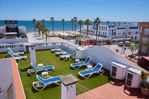 拉安蒂拉阿祖尔旅馆的一组躺椅和海滩