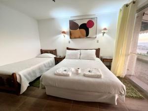 伊洛卡Hosteria Iloca的一间卧室配有两张带毛巾的床