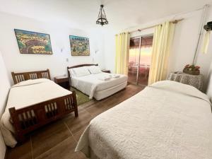伊洛卡Hosteria Iloca的酒店客房设有两张床和窗户。