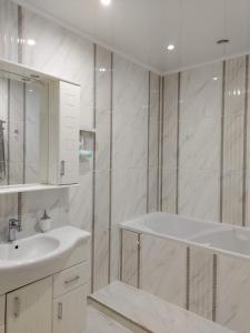基辅Видові 1к-2к апартаменти м Лівобережна的白色的浴室设有水槽和镜子