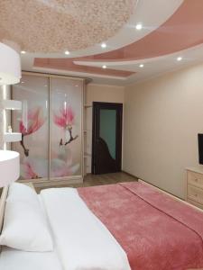 基辅Видові 1к-2к апартаменти м Лівобережна的卧室配有白色的床和粉红色地毯。