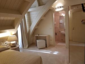 里杜德里伊斯坦西Hotel Azzurra的一间带楼梯的卧室、一张床和一间浴室