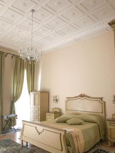 CaivanoPalazzo Capece的一间卧室配有一张床和一个吊灯