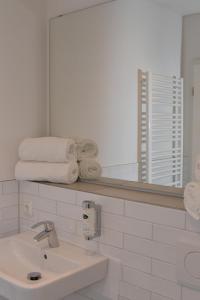 BasthorstLandhaus Hamester - Hotel & Restaurant - neu eröffnet September 2022的浴室配有盥洗盆、镜子和毛巾