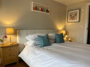 圣艾夫斯弗兹克罗夫特12号住宿加早餐旅馆的一间卧室配有白色床和蓝色枕头