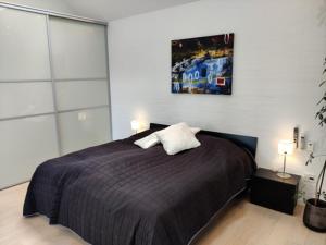 海宁Værelser i midtbyen - 117 m2 apartment的一间带一张大床的卧室,位于带两盏灯的房间