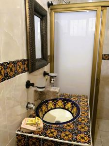 瓜纳华托La Capilla Apartment In ExHacienda La Escalera的一间带水槽和镜子的浴室