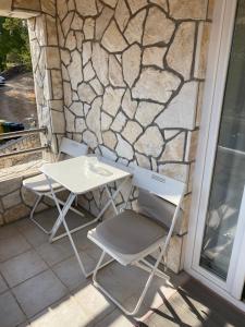 ŽgaljićVilla Androcec的庭院里设有两把椅子和一张桌子