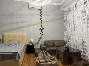 阿哈尔齐赫kessane的一间卧室配有一张床和一张沙发