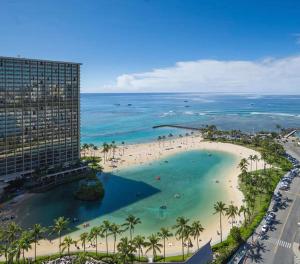 檀香山Ilikai #1743 Panoramic views on Waikiki Beach的享有海滩和海洋的空中景致