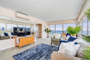 檀香山Ilikai #1743 Panoramic views on Waikiki Beach的带沙发和电视的客厅