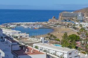 莫甘Apartamentos Guadalupe Gran Canaria Puerto Rico的享有海滩和大海的景色