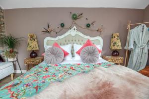 巴尔克施德The Loveshack Lodge Balquhidder的一间卧室配有一张大床和枕头