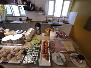 里斯本Draft Hostel & Rooms的厨房里摆放着各种食物的桌子