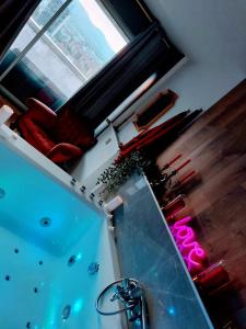 科尔马Superbe appartement Colmar avec vue et Jacuzzi的享有带游泳池的浴室的景色