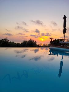 阿约斯尼奇塔斯Villa euphoria的一座享有日落美景的游泳池