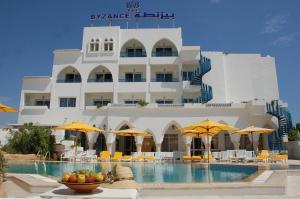 纳布勒拜占庭酒店的大楼前设有游泳池的酒店