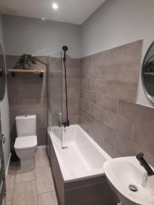 大莫尔文93 Newtown Road的带浴缸、卫生间和盥洗盆的浴室
