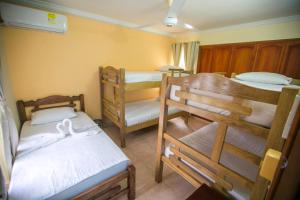 卡塔赫纳Hostal Cartagonova - Habitaciones privadas y amplias cerca a zonas turísticas的小房间设有两张双层床,另一间设有另一张床。