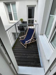 罗斯托克Ruhige Ferienwohnung的阳台配有蓝色椅子和桌子
