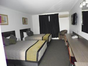 金格罗伊伯克威尔斯汽车旅馆的酒店客房配有两张床和一张书桌