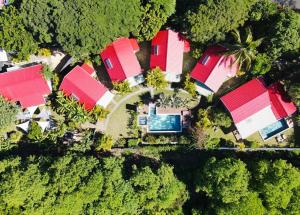 马勒勒角The Good Life Eco Lodges - Serenity & Wellness Resort - Adult only的享有红色屋顶房屋的空中景致