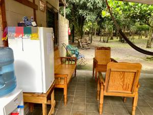 San Rafael CedrosNanda Parbat Hostal的客房设有长椅、冰箱和桌椅
