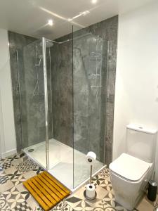 蒙特罗斯Bright 2-bedroom apartment with parking in Montrose的带淋浴和卫生间的浴室