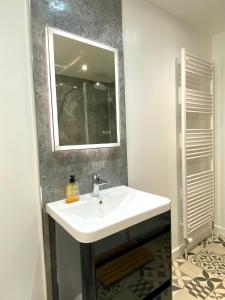 蒙特罗斯Bright 2-bedroom apartment with parking in Montrose的浴室设有白色水槽和镜子