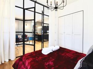 贝加莫F L O R E N T I N Design Apartment ChicLife的一间带红色床的卧室和一间客厅