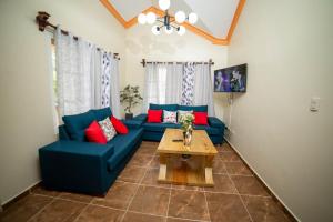 哈拉瓦科阿Willy's house的客厅配有蓝色的沙发和咖啡桌
