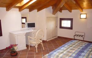 马拉尔贝戈阿尔那维勒农场酒店的一间卧室配有一张床和一张带电脑的书桌
