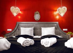 米科瓦伊基La Rose Residence的一间卧室配有带毛巾的床