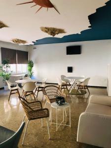 韦尔瓦阳光海岸酒店的配有桌椅和沙发的房间