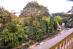 瓦斯科达伽马Vasco Residency的享有树木公园和街道的景色