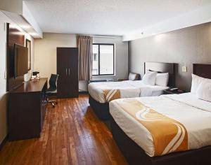 本顿维尔Quality Inn Bentonville-Rogers的酒店客房设有两张床和电视。