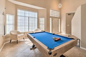 拉斯维加斯New Home Hot Tub, Grill, Games, 11 Mi to Strip!的客厅配有台球桌