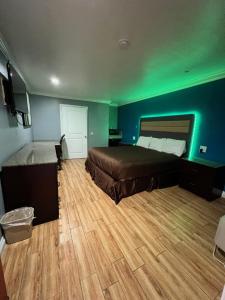 BellBELL RESORT MOTEL的一间卧室配有一张床,享有绿光