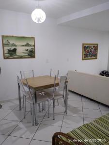 里约热内卢Cantinho Bonsai的一间带木桌和椅子的用餐室