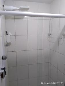 里约热内卢Cantinho Bonsai的浴室里设有玻璃门淋浴