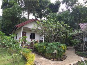 象岛Baansanook Resort & Swimming Pool的花园中的小房子